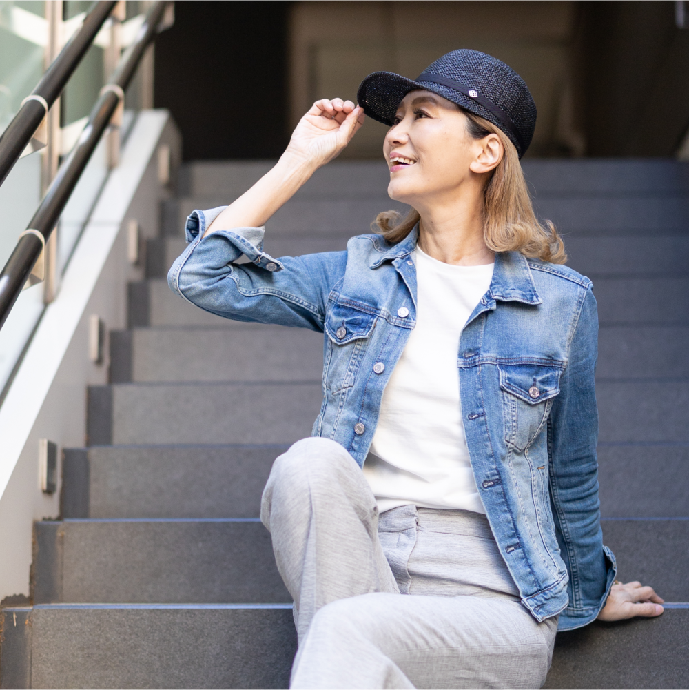 大人キャップ:50代女性におすすめのスタイリッシュな帽子選び