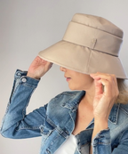 エメ　エンブレム／グレージュ