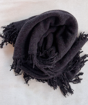 イタリア製 カシミヤ混｜三角フリンジストール｜チャコールブラック