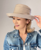 エメ　エンブレム／グレージュ