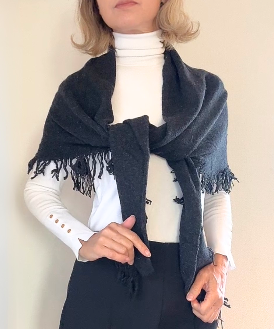 イタリア製 カシミヤ混｜三角フリンジストール｜チャコールブラック